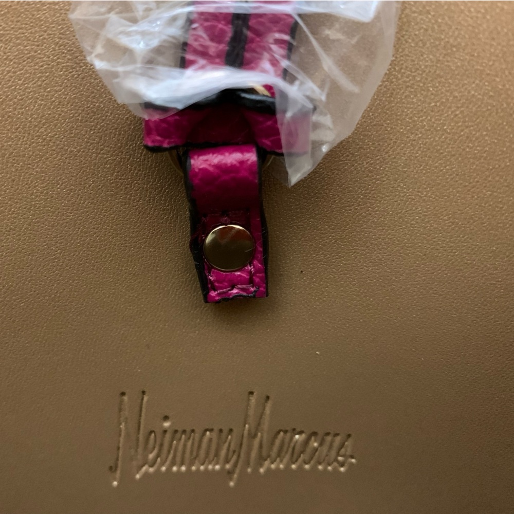 NWOT Neiman Marcus Women’s Tote. See pics. Backside is discolored but lo… - Picture 5 of 7